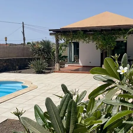 Spacieuse Et Lumineuse Avec Piscine Chauffee וילה