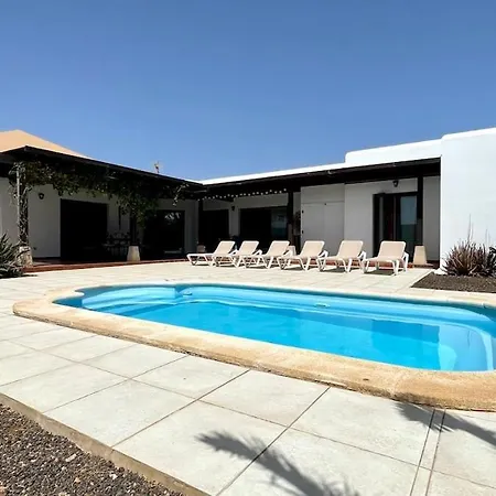 Spacieuse Et Lumineuse Avec Piscine Chauffee וילה לה אוליבה