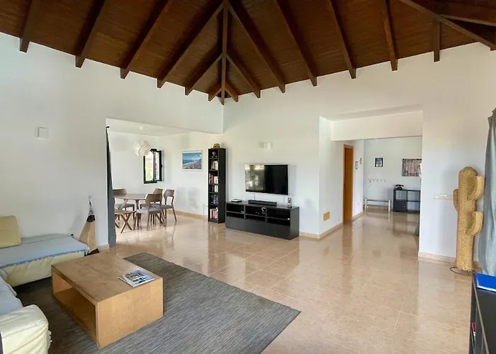 Spacieuse Et Lumineuse Avec Piscine Chauffee *