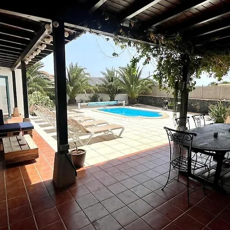 Spacieuse Et Lumineuse Avec Piscine Chauffee Villa