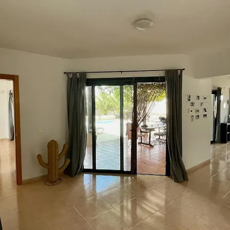 Spacieuse Et Lumineuse Avec Piscine Chauffee *